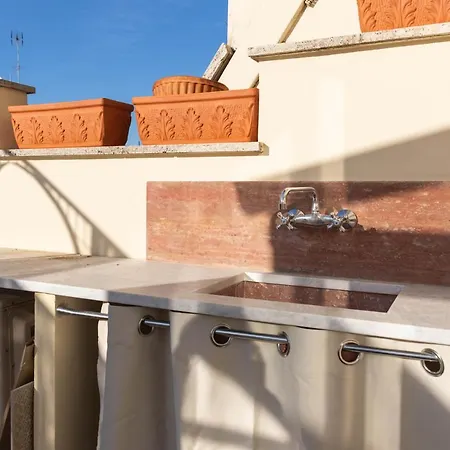 Colosseo Brightful With Rooftop Apartment