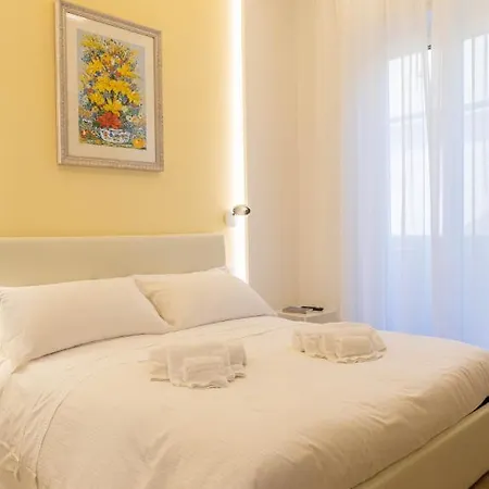 Colosseo Brightful With Rooftop Apartament *